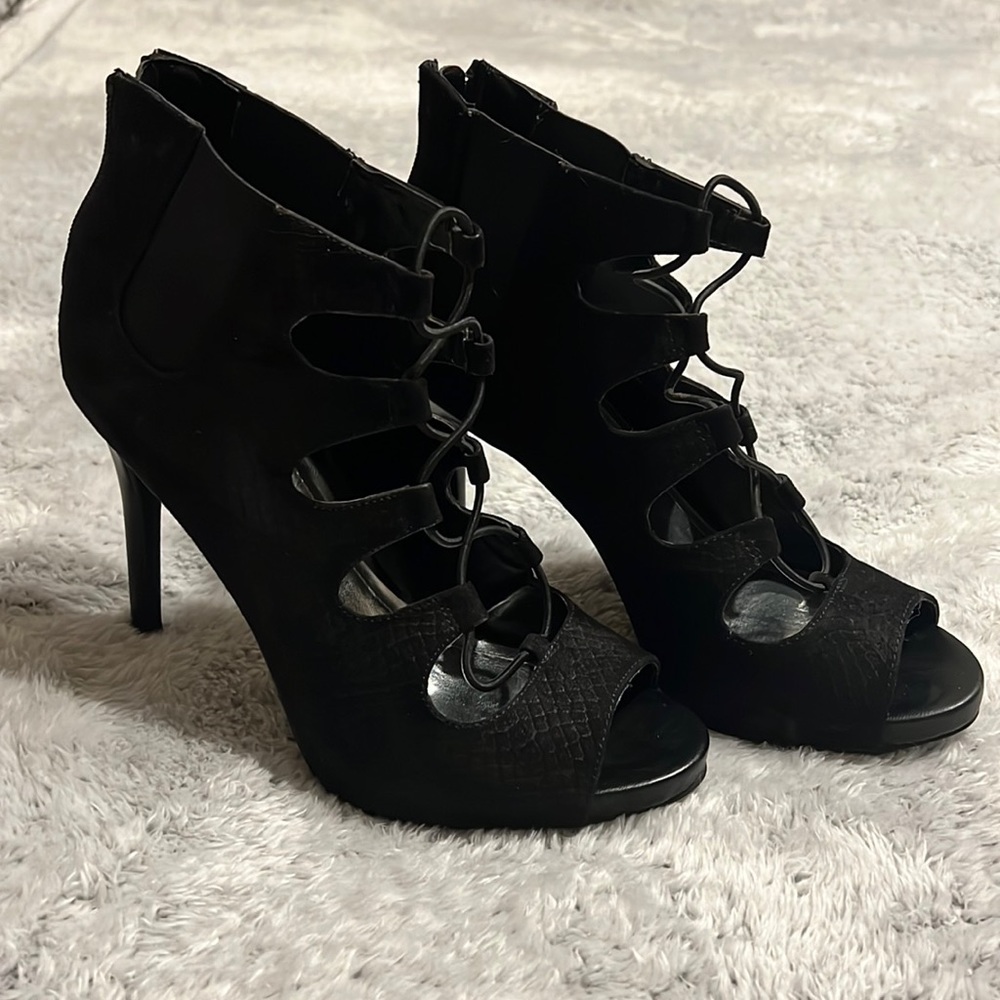 Jennifer Lopez black heels 👠